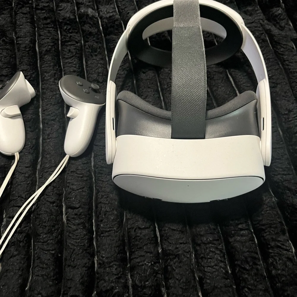 White Standalone VR Headset